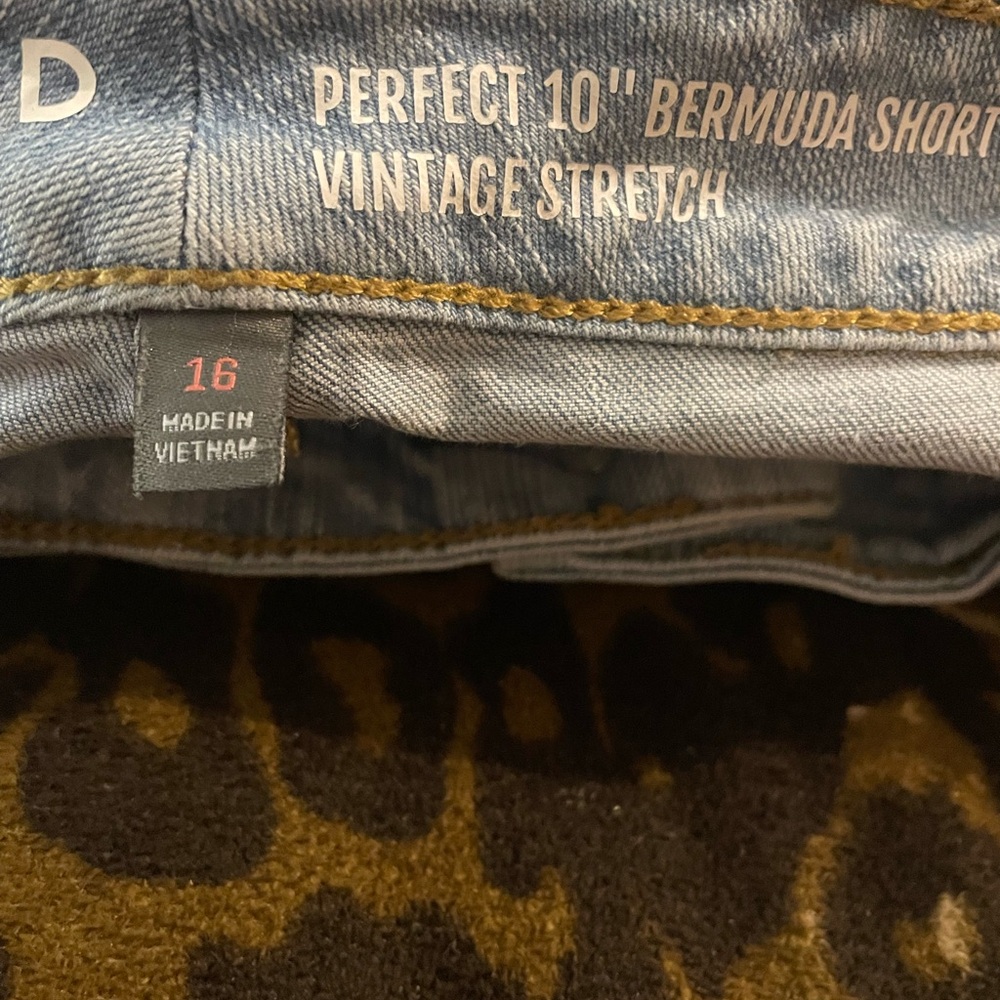 New Torrid’s distressed shorts sz 16 - Picture 4 of 5